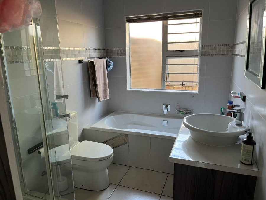 To Let 3 Bedroom Property for Rent in Langenhovenpark Free State